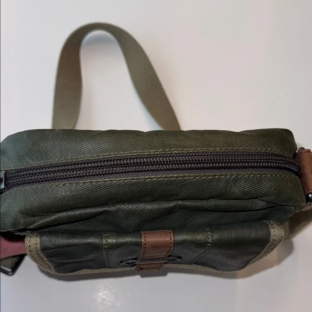 Fossil elegant messenger